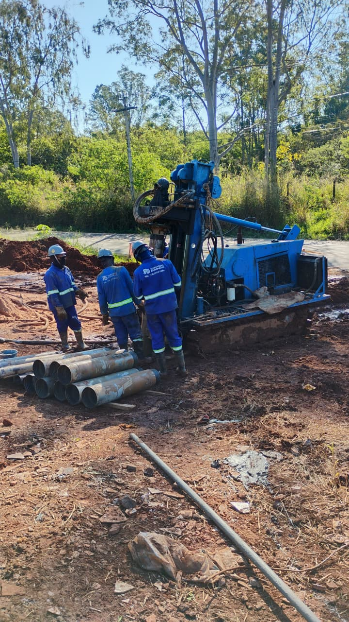 Equipe da PS junto ao equipamento de campo