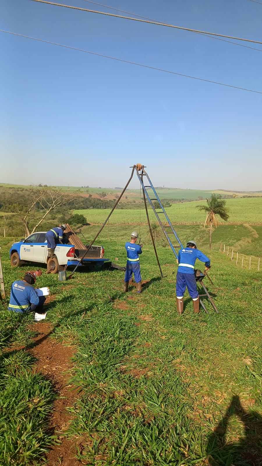 Equipe executando sondagem em área rural
